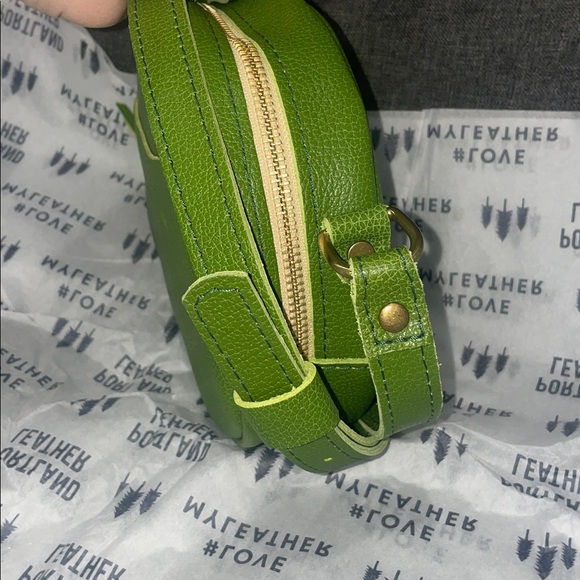 Portland Leather MANTIS Small Circle Crossbody - Picture 3 of 11